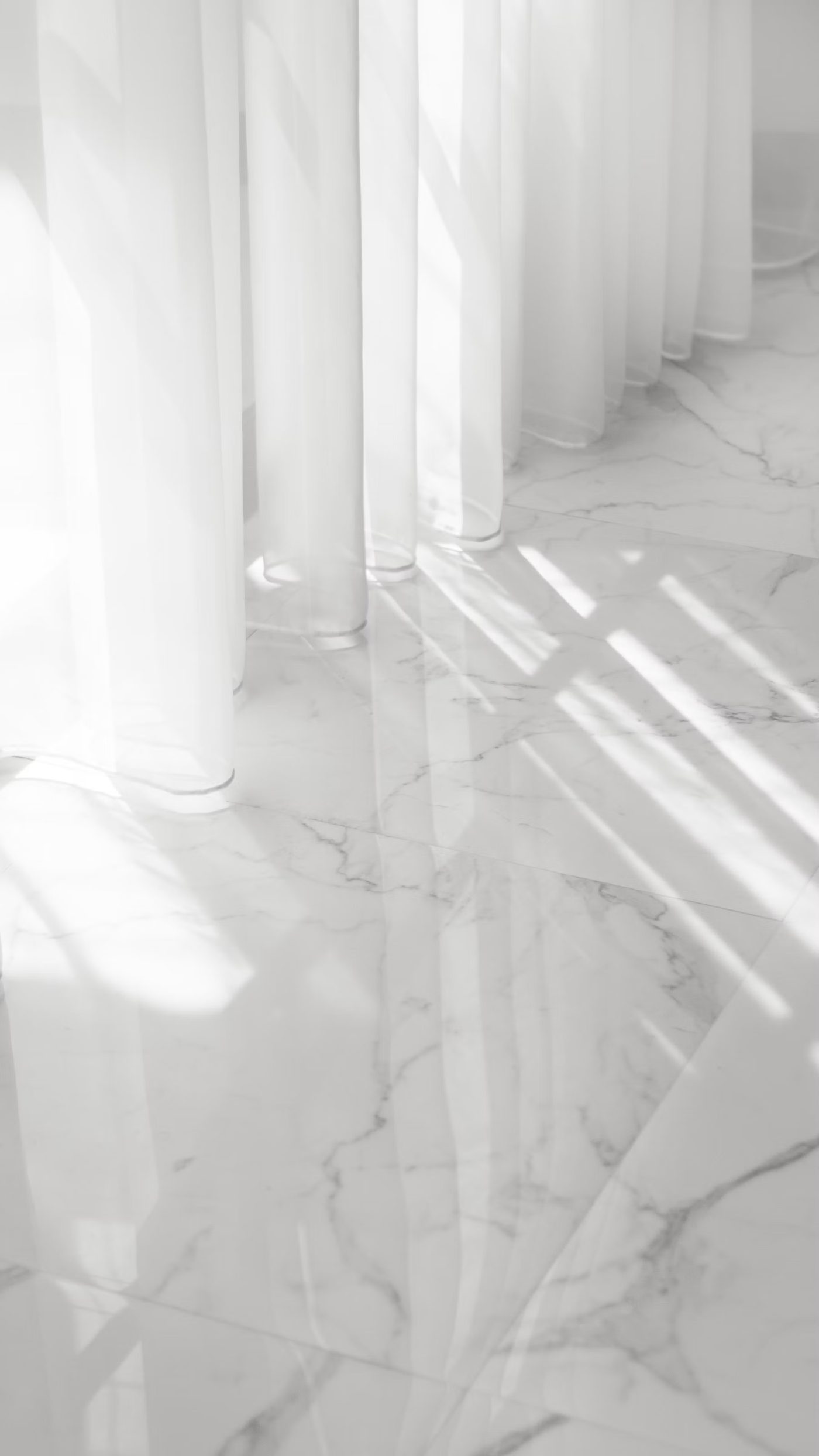 Architektonischer Innenraum mit Fliesenboden und natürlichem Licht