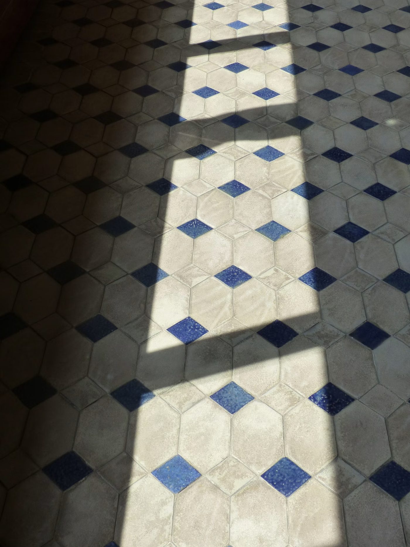 Architektonisch gestalteter Innenraum mit Fliesenflächen