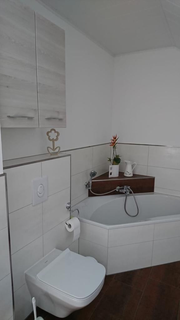 Badezimmer mit Eckwanne und Wandschrank – abgeschlossenes Projekt von Adel Fliesenlegerfachbetrieb
