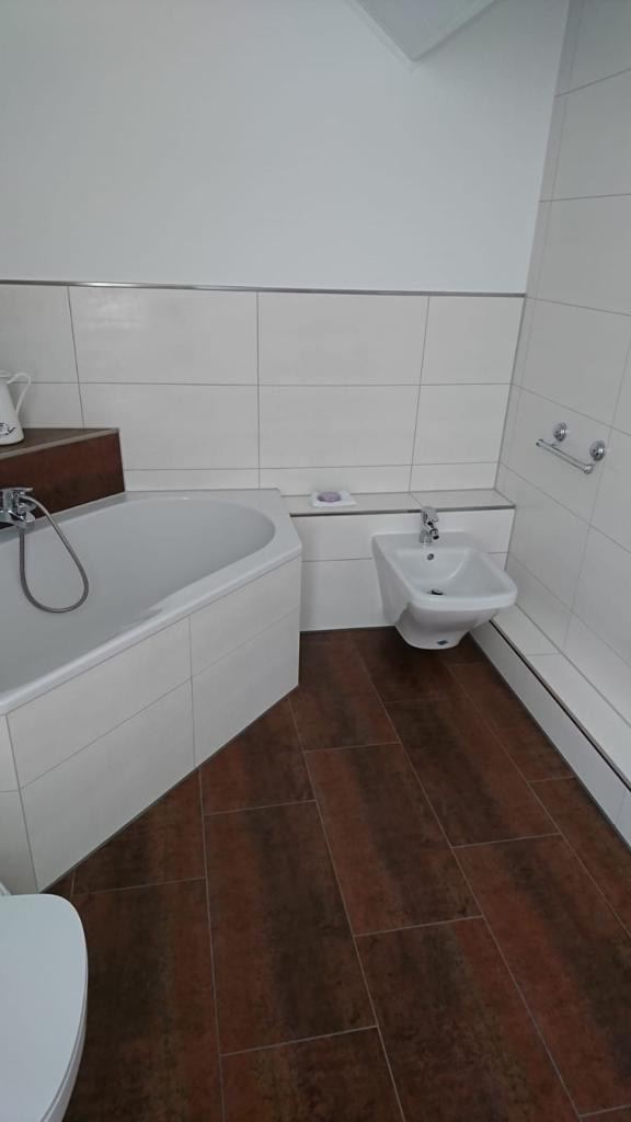 Badezimmer mit Eckwanne und Bidet – abgeschlossenes Projekt von Adel Fliesenlegerfachbetrieb