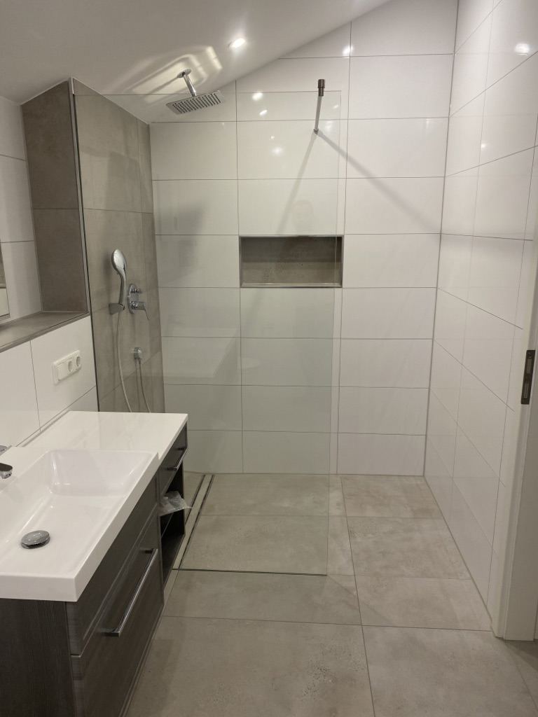 Begehbare Dusche mit Nische und Regendusche – abgeschlossenes Projekt von Adel Fliesenlegerfachbetrieb