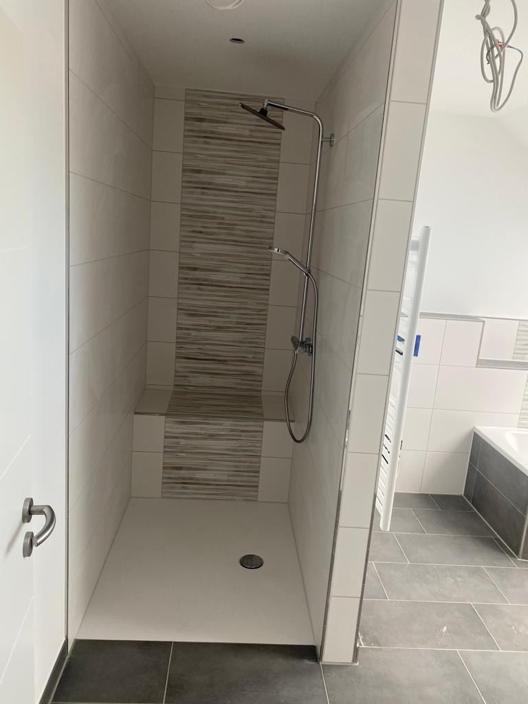 Begehbare Dusche mit Sitzbank – abgeschlossenes Projekt von Adel Fliesenlegerfachbetrieb