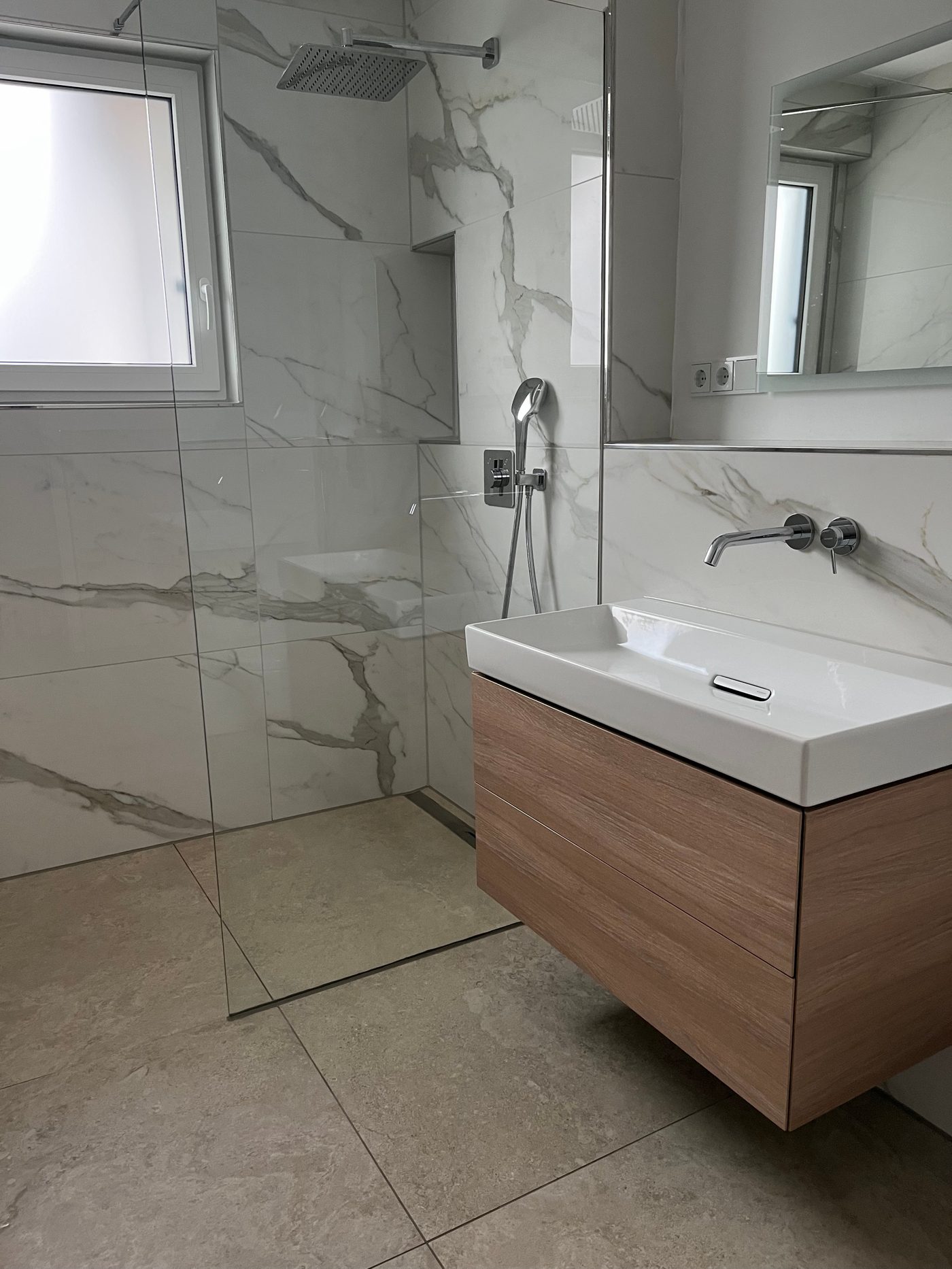 Badezimmer mit Marmoroptik-Fliesen und Waschtisch – abgeschlossenes Projekt von Adel Fliesenlegerfachbetrieb