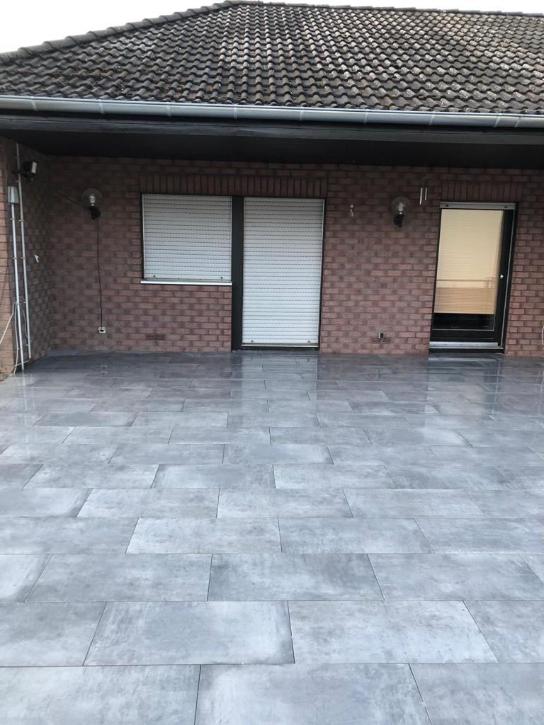 Fertige Terrasse an einem Wohnhaus – abgeschlossenes Projekt von Adel Fliesenlegerfachbetrieb